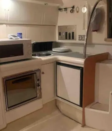 Barco Con Parking Y Duchas Gratuitas Botel *