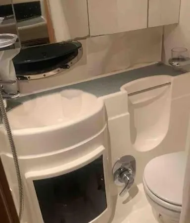 Barco Con Parking Y Duchas Gratuitas Sanxenxo