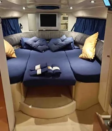 Barco Con Parking Y Duchas Gratuitas * Sanxenxo