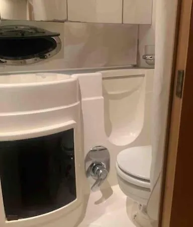 Barco Con Parking Y Duchas Gratuitas Botel