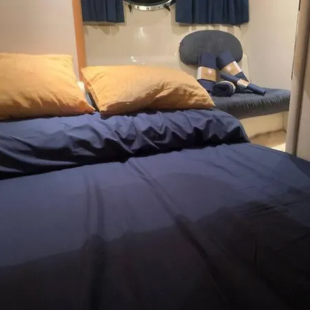 Barco Con Parking Y Duchas Gratuitas Botel *