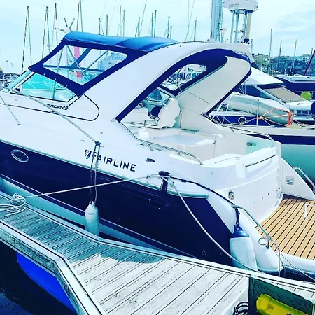 Barco Con Parking Y Duchas Gratuitas ספינת מלון