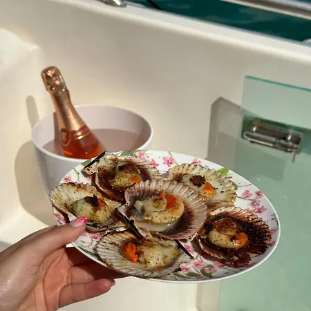 Barco Con Parking Y Duchas Gratuitas Botel