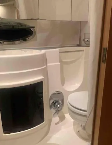 Barco Con Parking Y Duchas Gratuitas Botel