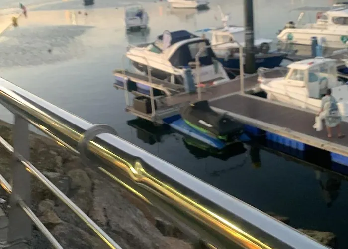 Barco Con Parking Y Duchas Gratuitas Botel Sanxenxo