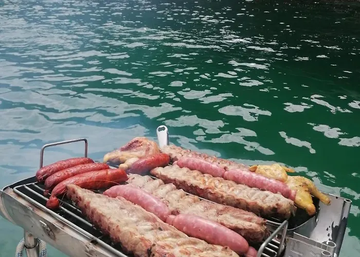 Barco Con Parking Y Duchas Gratuitas Botel Sanxenxo